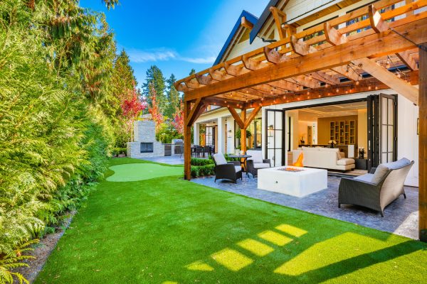 Casa colorida con techo de pico grandes ventanales en otoño cielo azul soleado y paisaje vivo