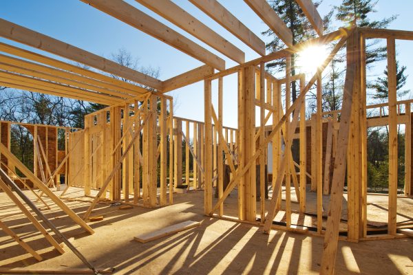 Armazón interior de una casa nueva en construcción