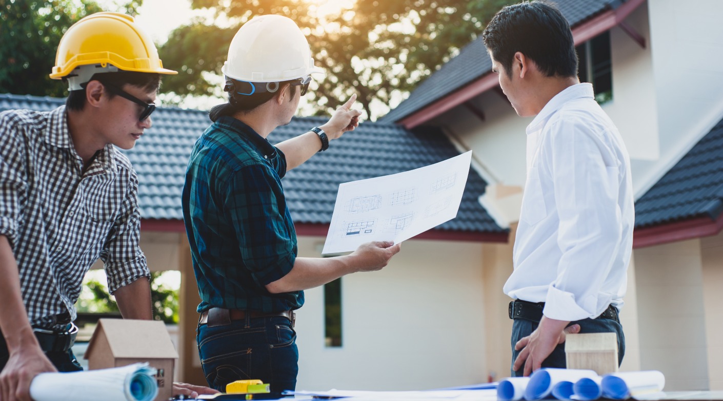 The contractor discusses with clients to plan the home renovation